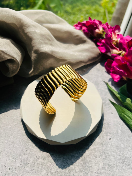 Golden Wave Sculpt Cuff