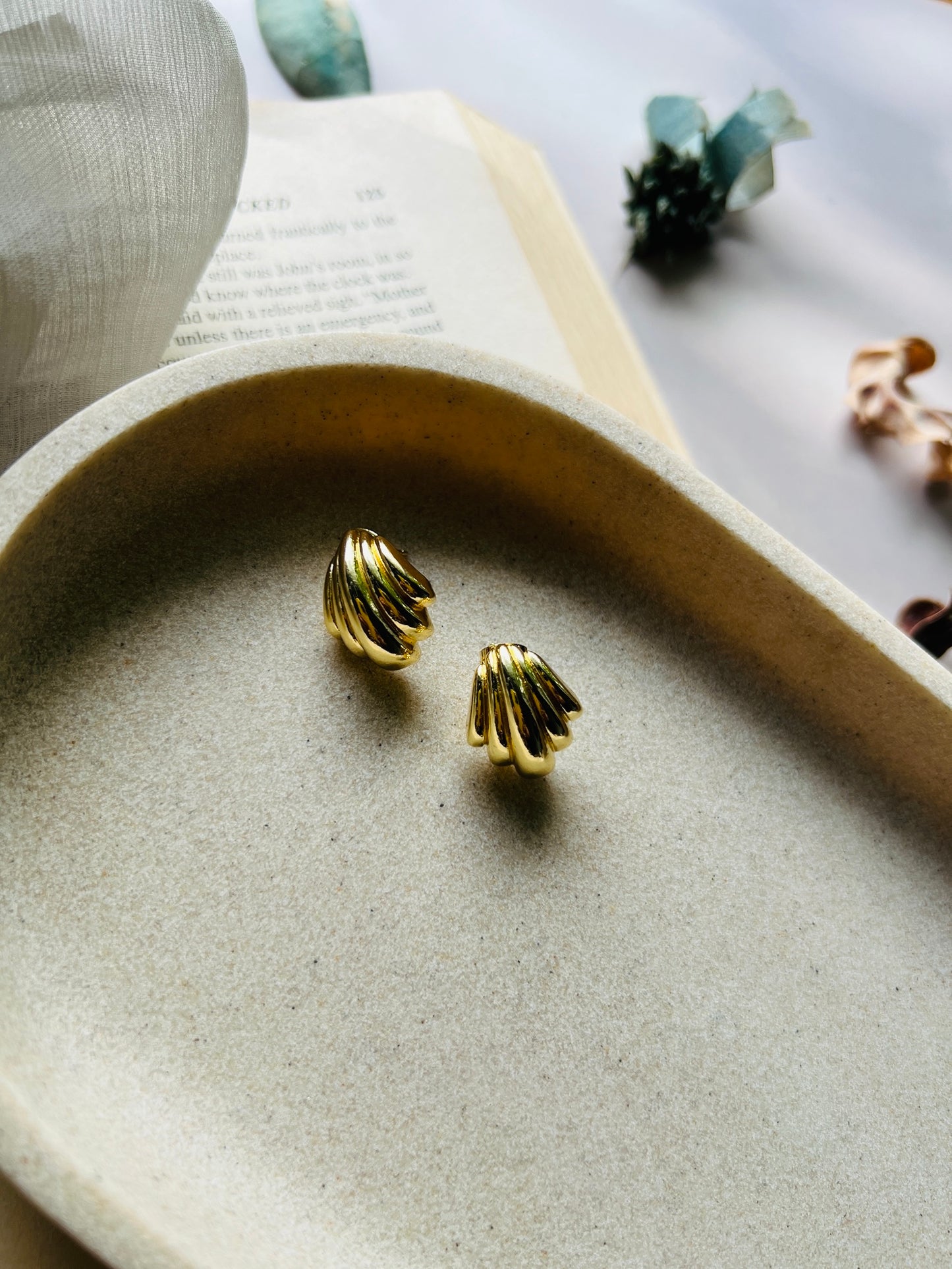 Lustre Luxe Studs