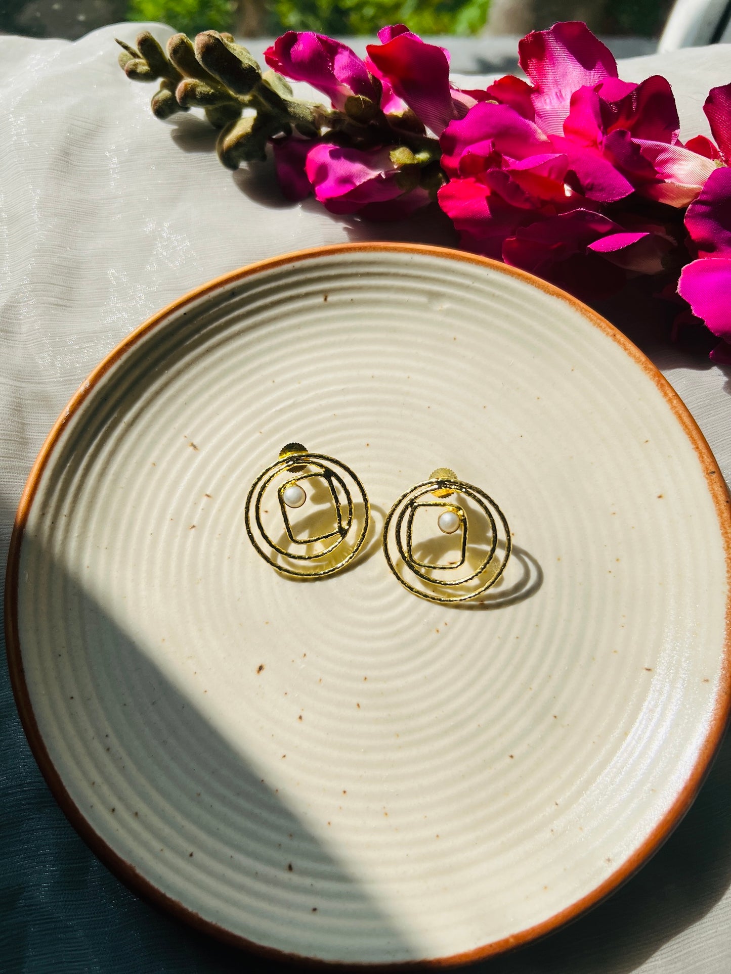 Pearl coil Stud - Earrings