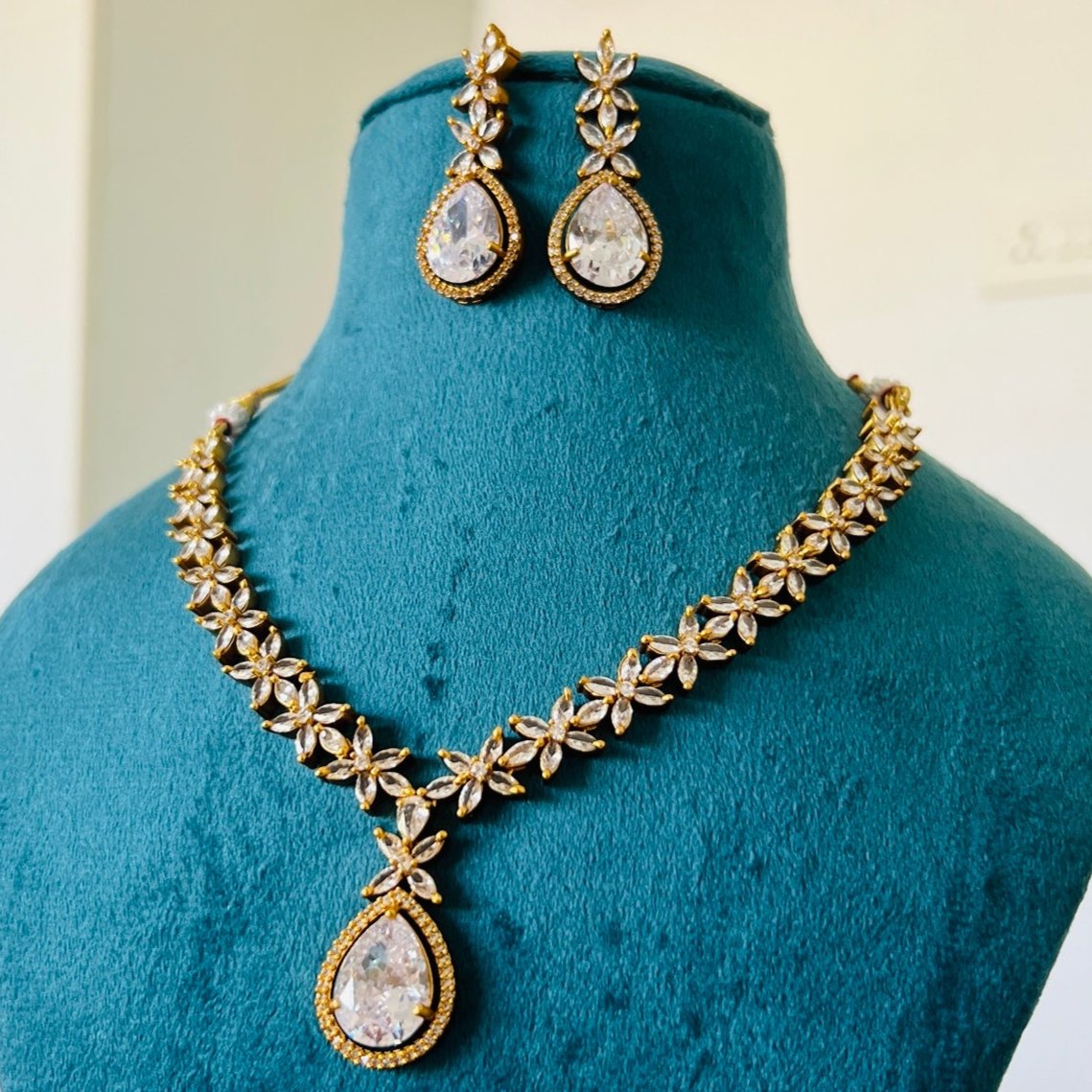 MRIDU DIAMOND STONE NECKLACE - Neckpiece