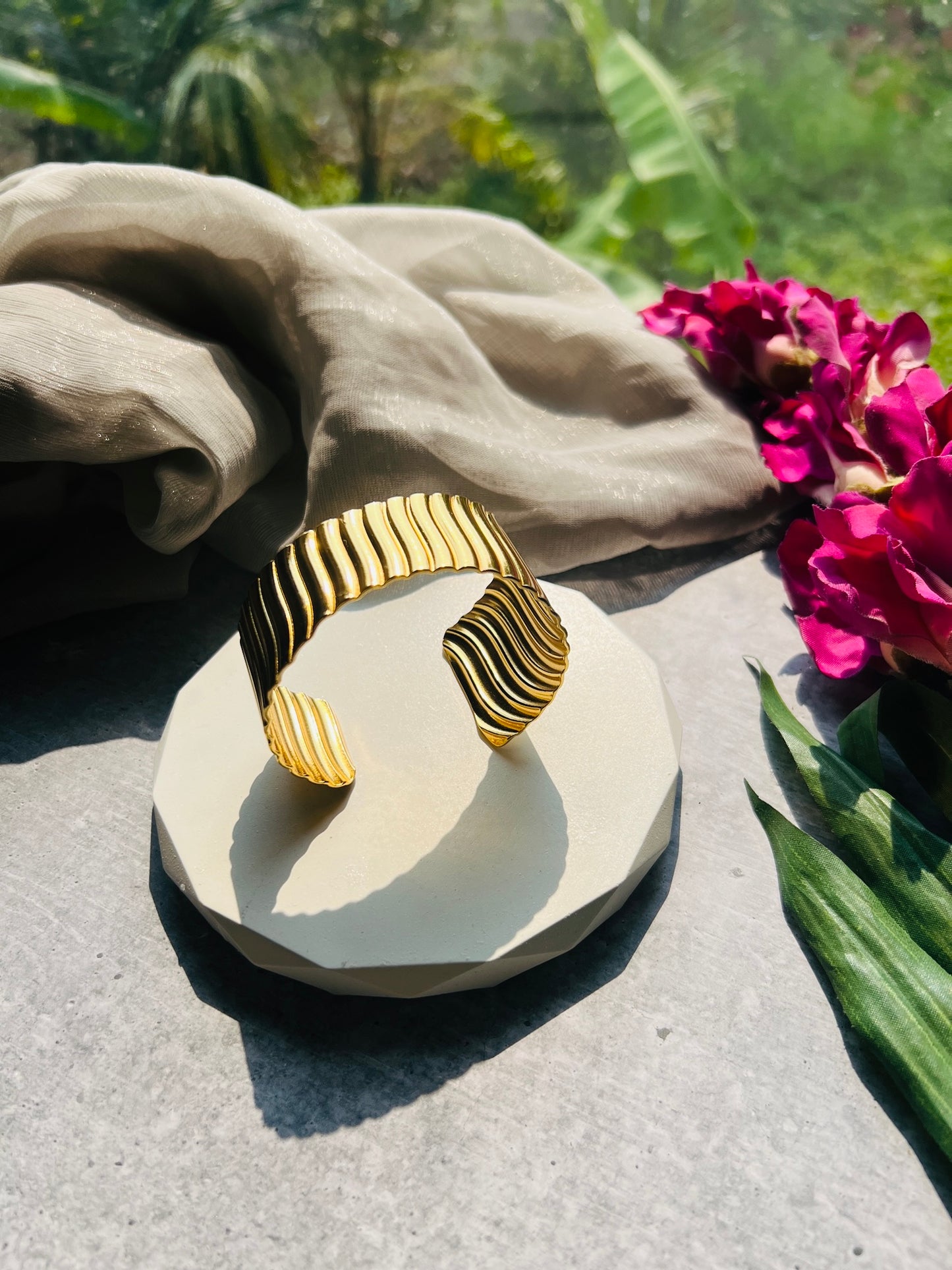 Golden Wave Sculpt Cuff