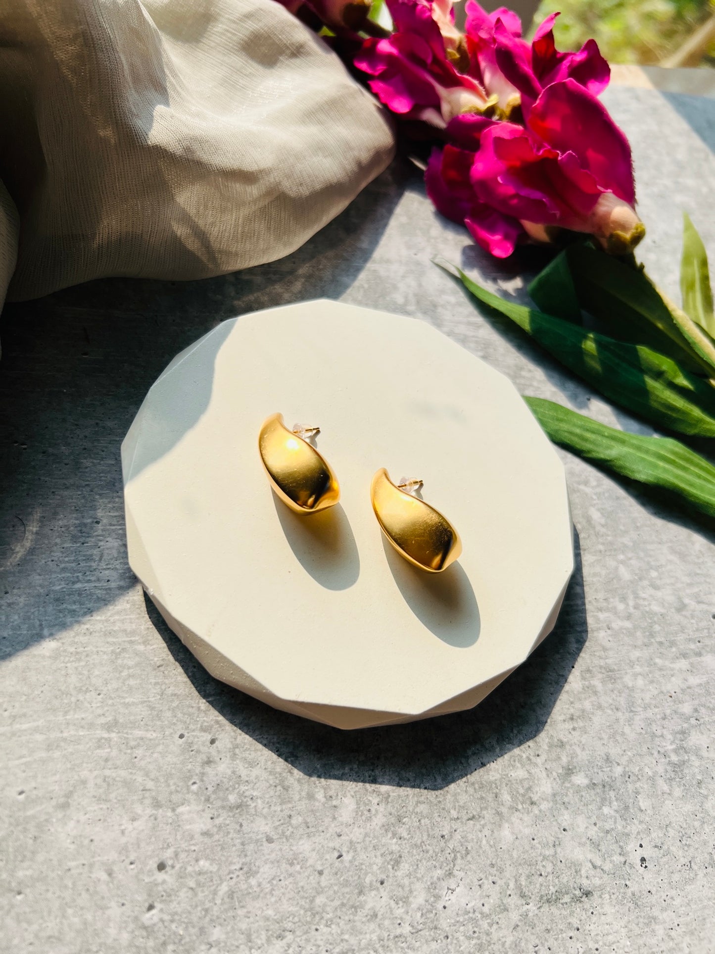 Golden Wave Sculpt Studs