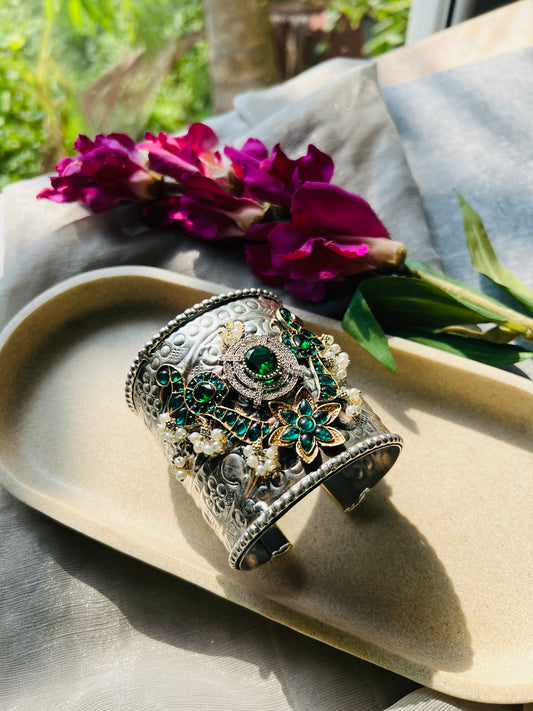 Maharani Neelam Emerald Rajvanshi Kada