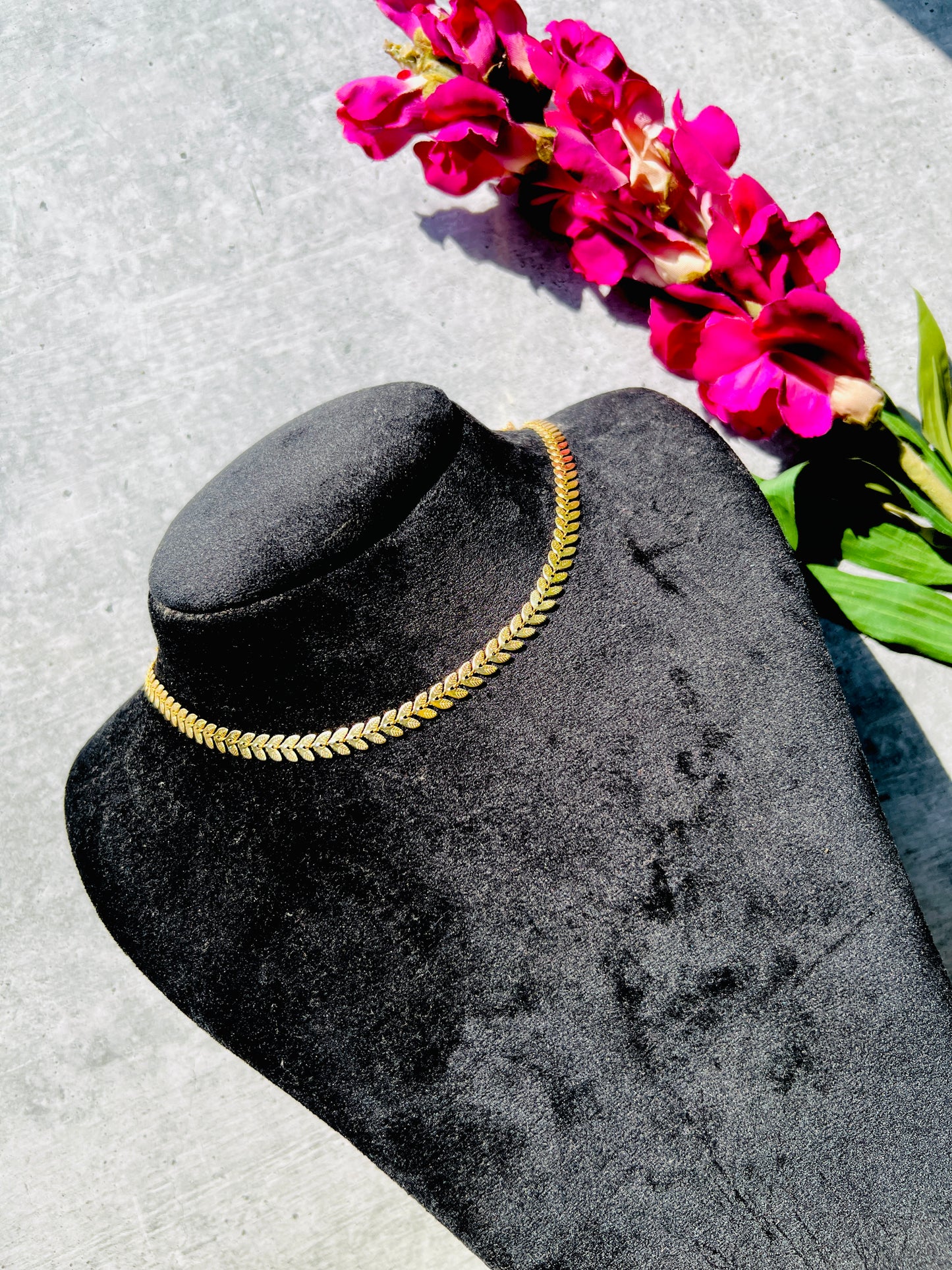 KAIRAA LEAF NECKPIECE