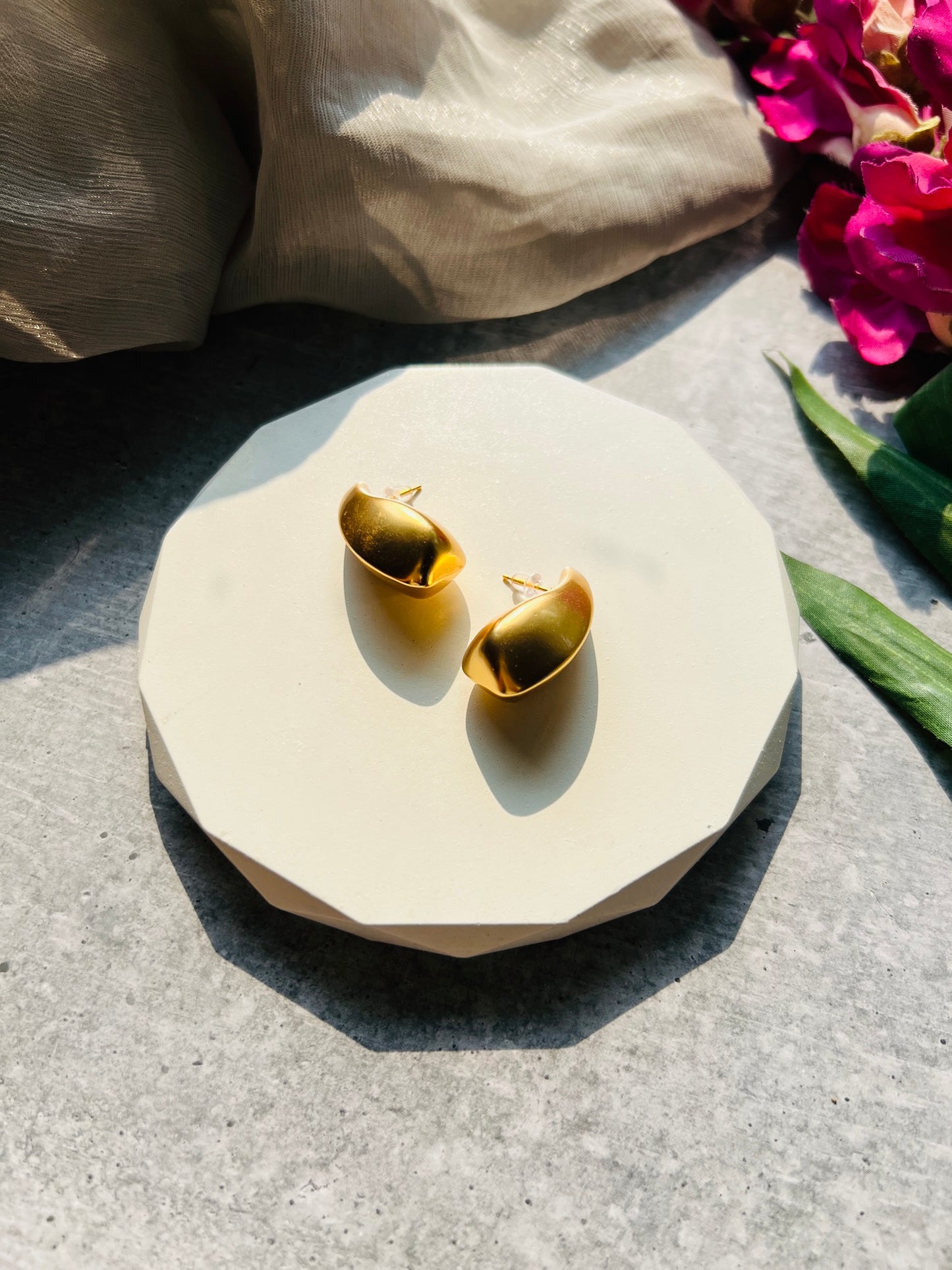 Golden Wave Sculpt Studs