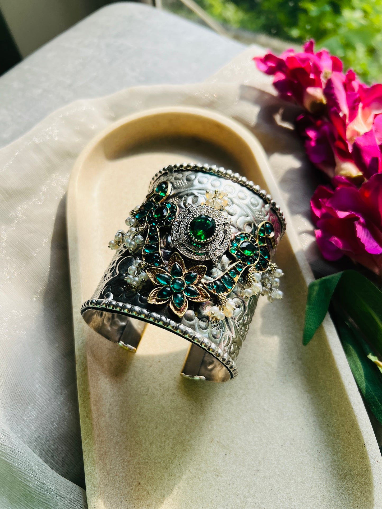 Maharani Neelam Emerald Rajvanshi Kada