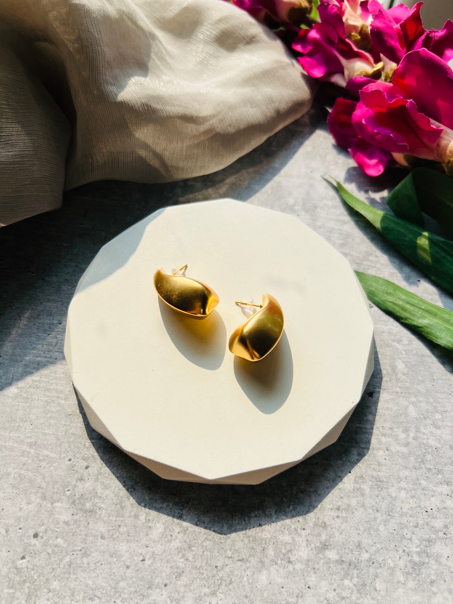 Golden Wave Sculpt Studs