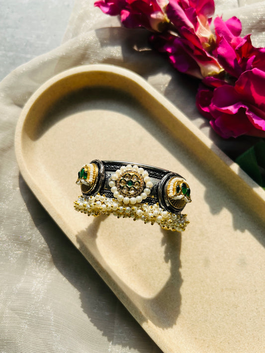 Rajvanshi Emerald Kundan Pearl Kada