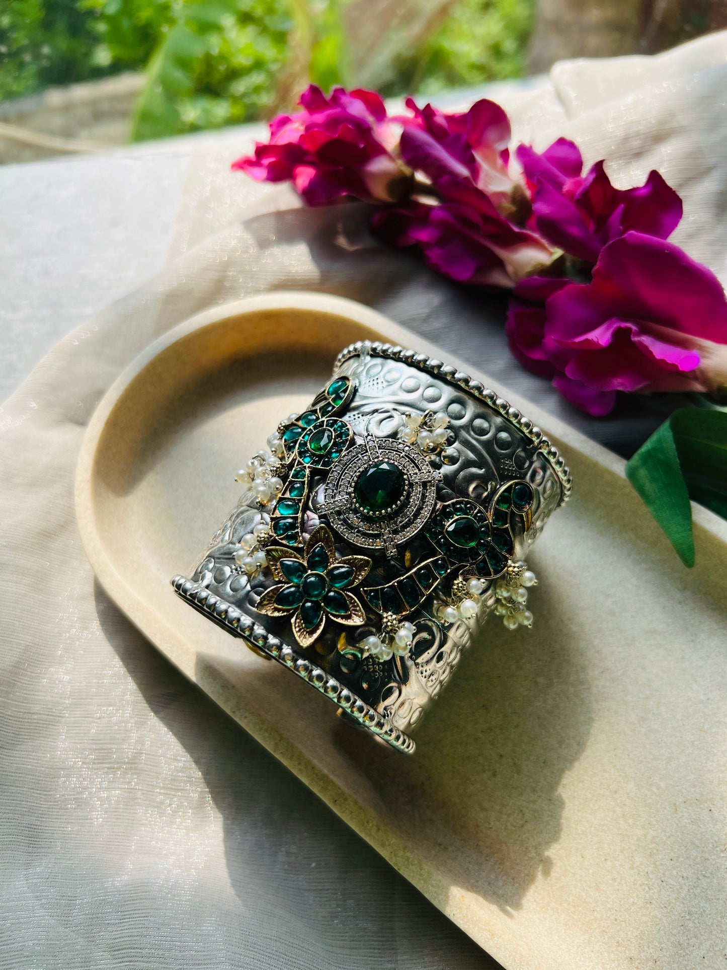 Maharani Neelam Emerald Rajvanshi Kada