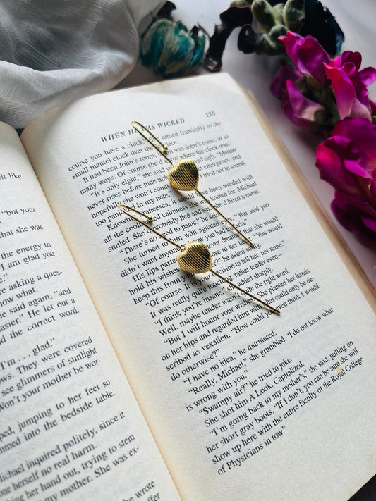 Golden Embrace Ear Cuff
